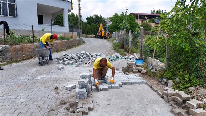 Tarsus’ta Köy Yolları Yapılıyor 